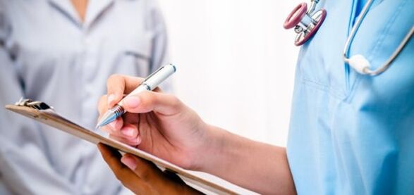 zdravnik predpisuje zdravljenje bolečine v spodnjem delu hrbta