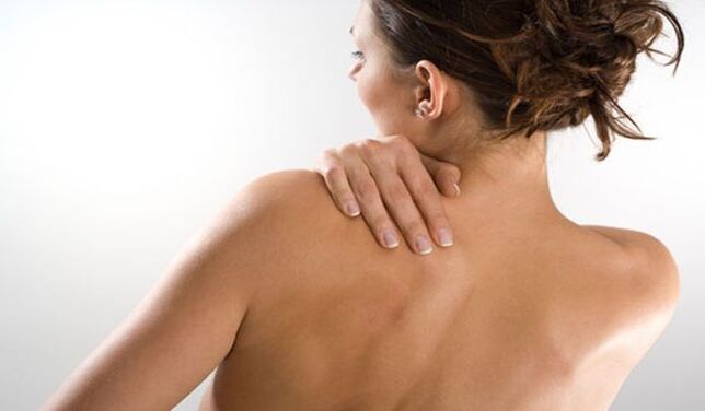 Žensko skrbi bolečina pod levo lopatico zadaj od hrbta